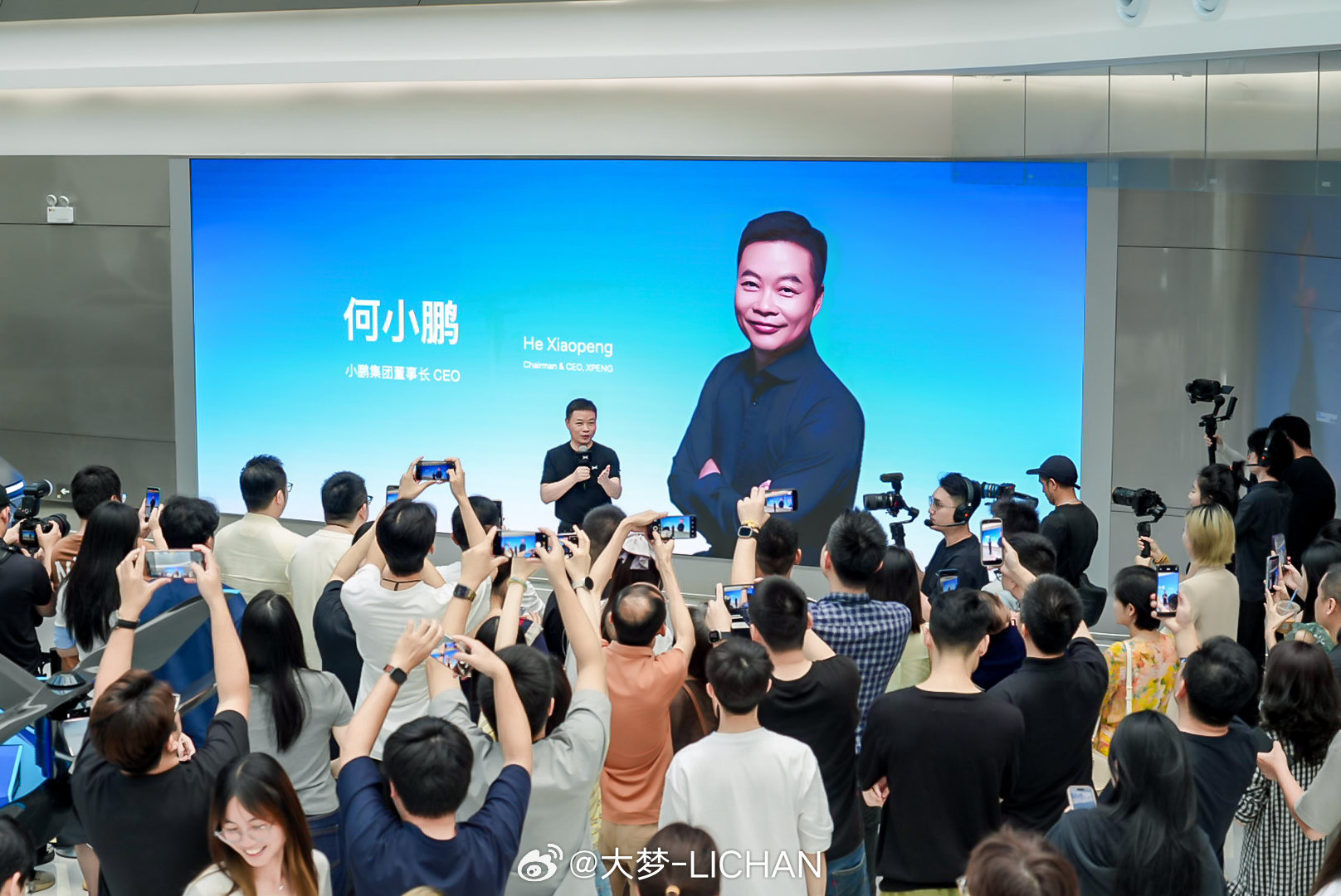 小鹏GX这个交付仪式，有几个细节挺值得聊聊的～何小鹏亲自去当"首席交付官"，现场