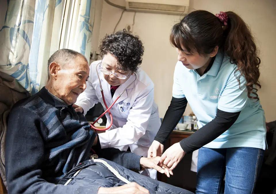  老人的体面藏在儿女看不见的地方，看哭无数人
我们总以为，晚年安稳富足、衣食无忧