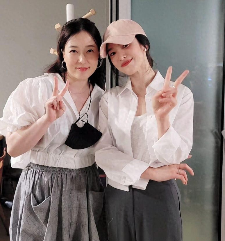 宋慧乔 白衬衫经常与半身裙组合，相信很多人都看腻了，那么白衬衫与裤子搭配会呈现什