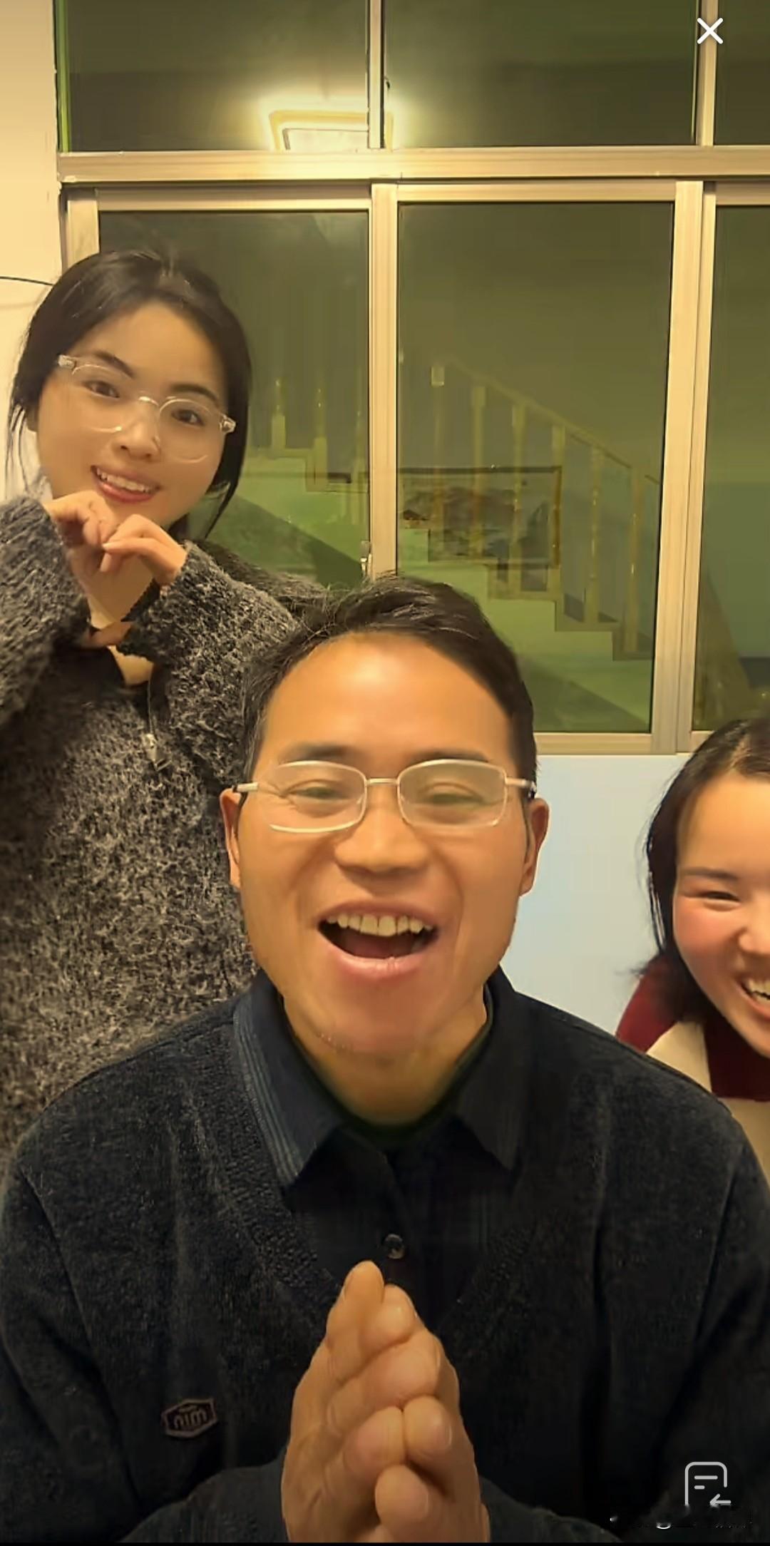 贵州子涵也是好起来了，晚上和大女儿、四女儿一起直播，直播间一两万人在观看，大家看