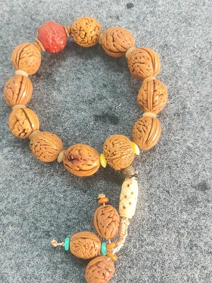 发个你的手串图片来看看自制的桃枭手串已经一个月了，时时把玩，有了些润的感觉。慢慢