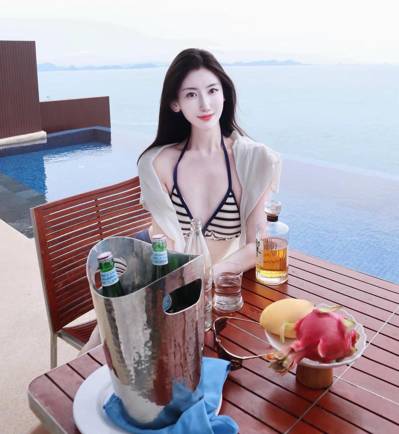 九月底要听九月底🌊照片 泳衣ootd 无边泳池 分享