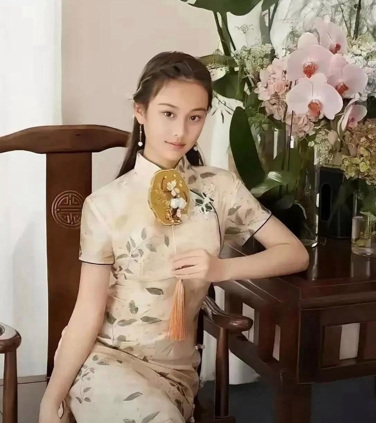 李小璐女儿早熟得离谱！12岁穿旗袍美炸，五官超像贾乃亮。曾经《爸爸回来了》里奶声