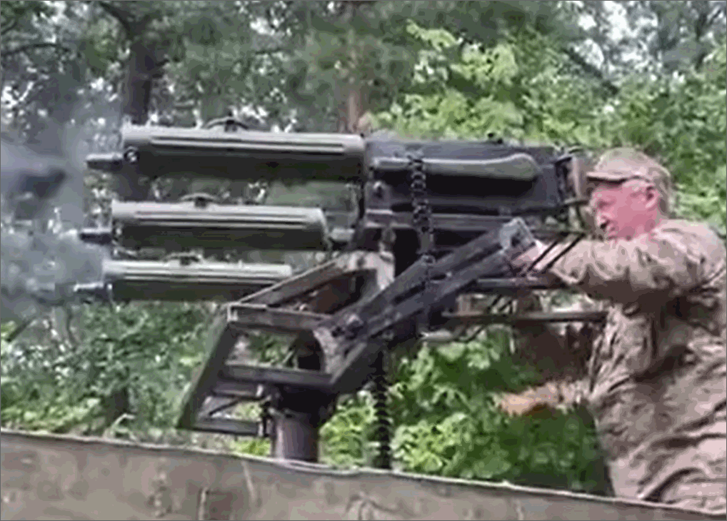 乌军的“三联装高射机枪”，实际上就是将三挺M1910水冷重机枪并联在一起改装而来