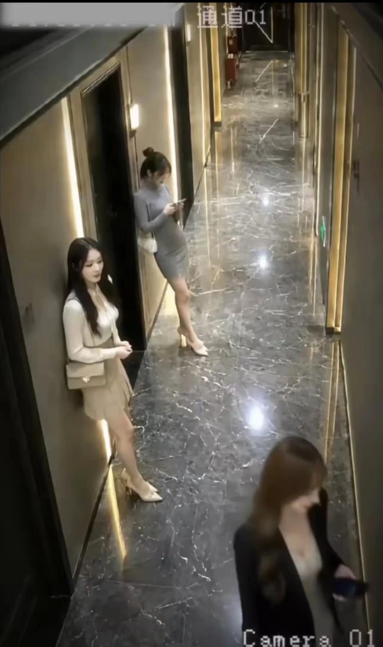 在这种地方，女人间也没有真感情，各种勾心斗角，尔虞我诈。
在职场里，别相信有真感