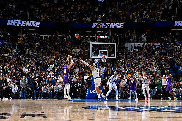 勒布朗评价肯纳德的绝杀球：“当我看到出手三分的是他时，我就知道这球稳进了。” 