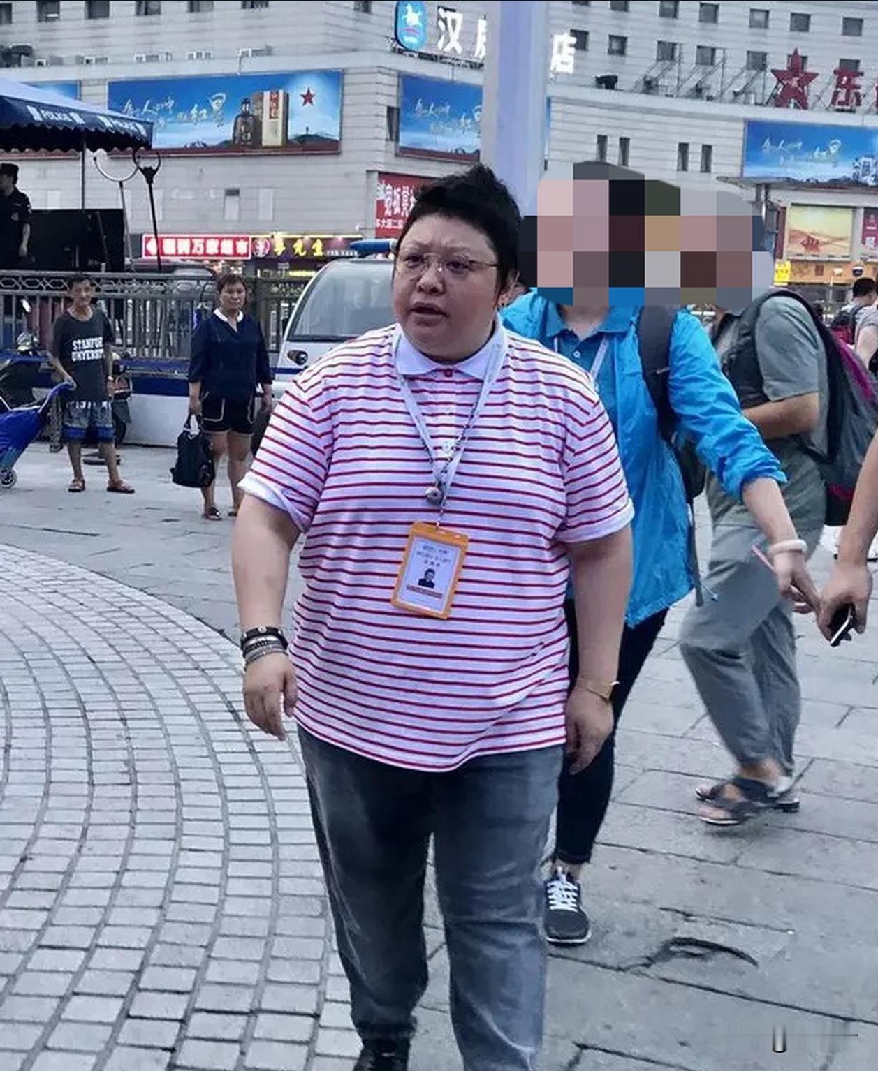 韩红不是基金会的法人，且基金会的性质是公募性质，为何要用个人命名？
韩红身上有很