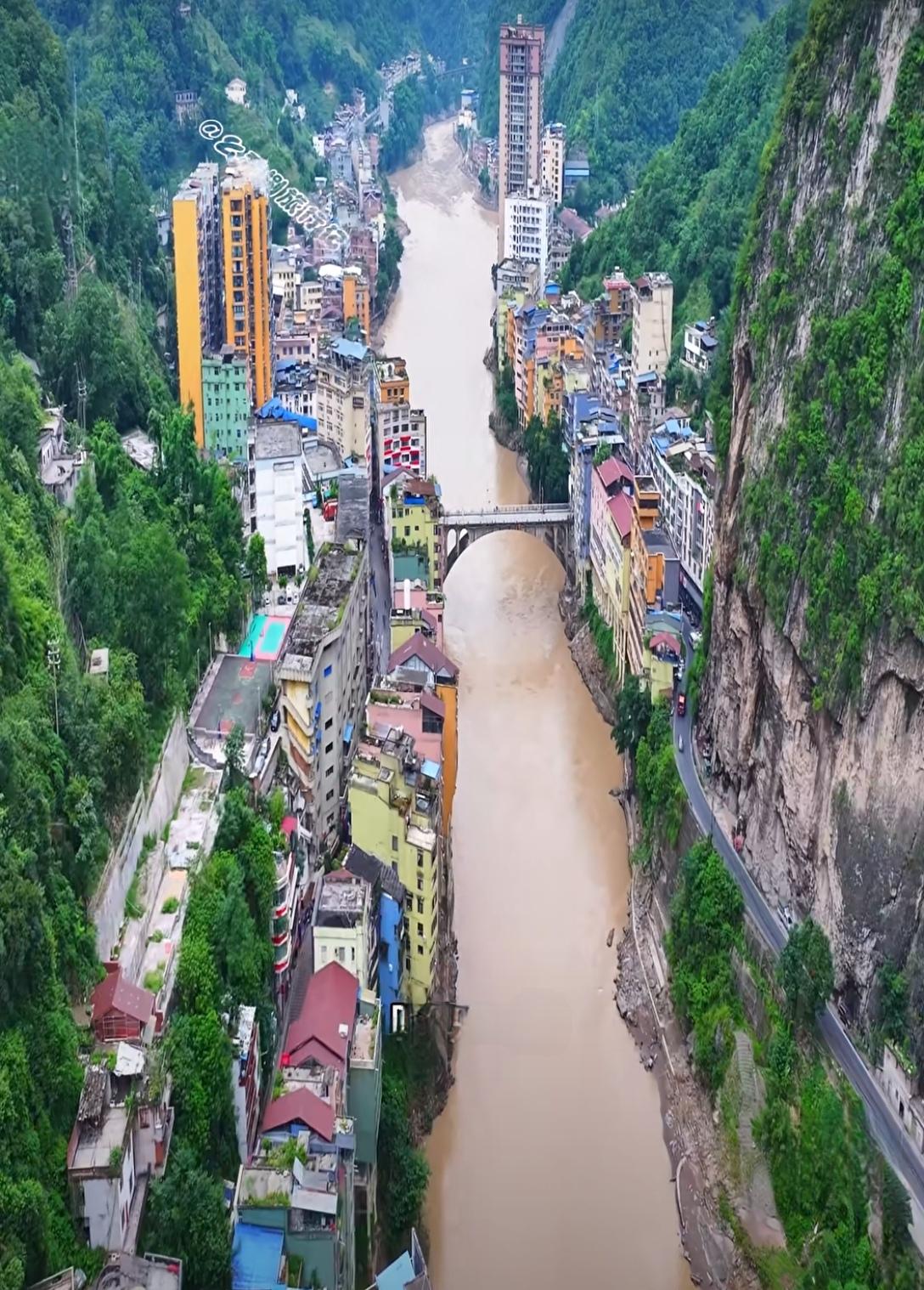 世界上最窄的城市，你去过没？这个城市既不在香港，也不在北上广深，据说最窄处的位置