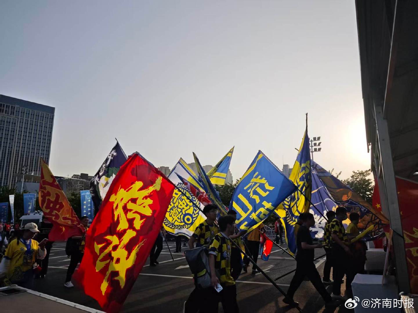 #泰安泰山城建主场氛围燃起来了#【#2026齐鲁超赛揭幕战# 一触即发，泰安队主