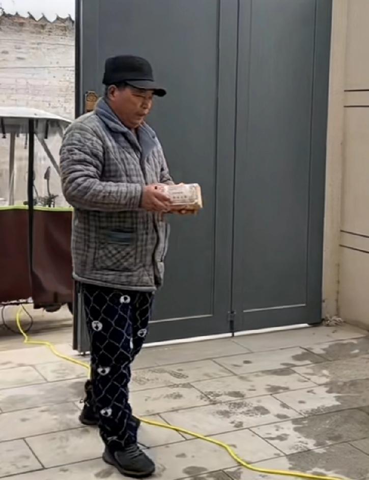 爷爷死在邻居家，死因心脏病，邻居想私了拿来10万，对俺说：这是赔偿你的。   俺