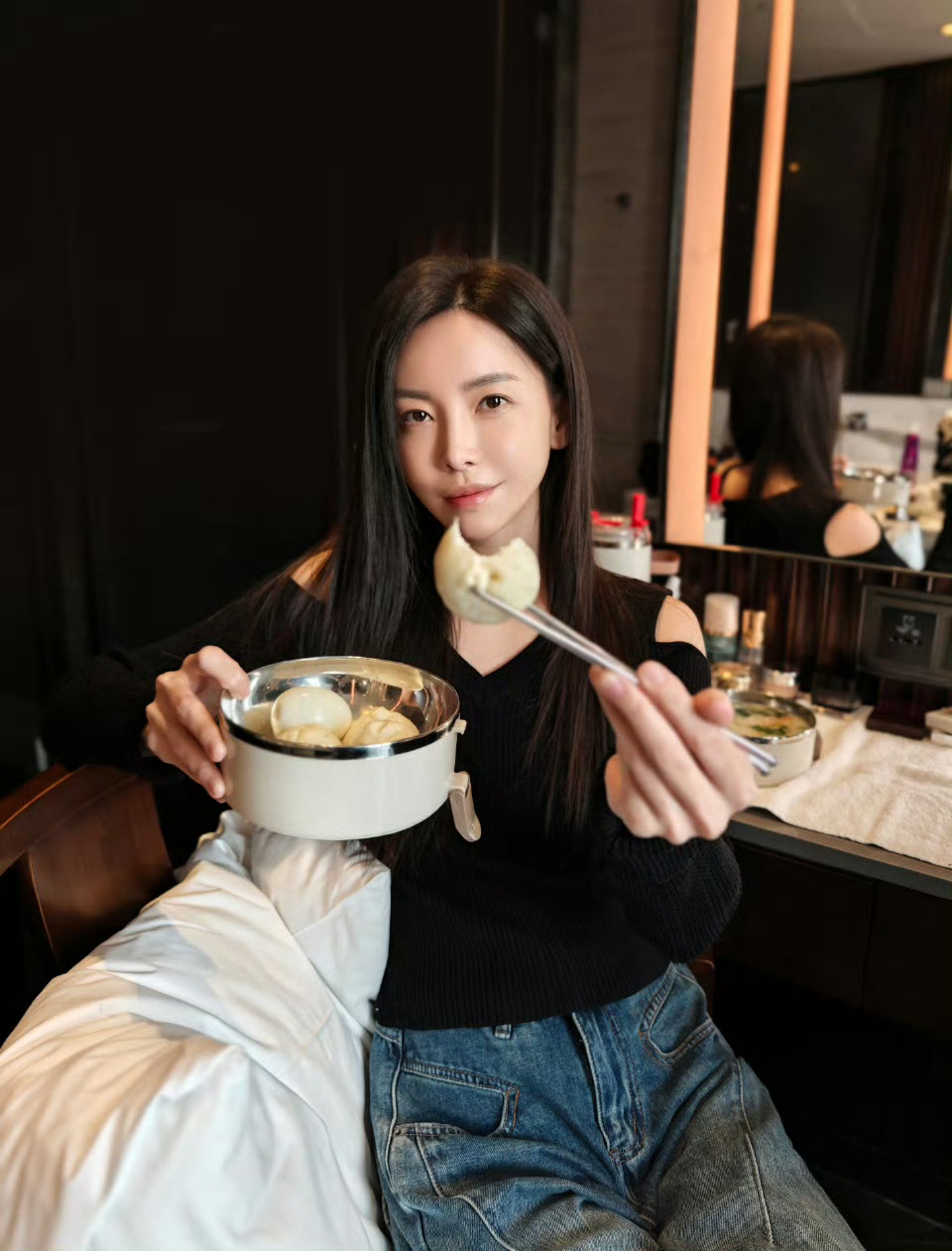 于文文 活着真好这个于文文真的抽象到我了哈哈哈哈！独一份出发图是吃饭微博之夜