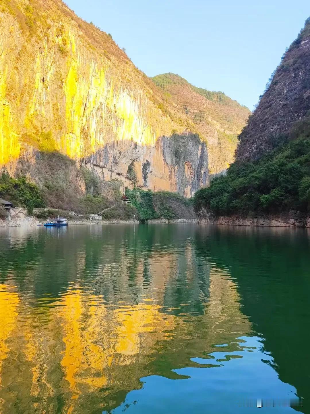 今下午从巫山乘船游长江支流大宁河上的小三峡，感叹其两岸绝色风光，在船上拙笔～～