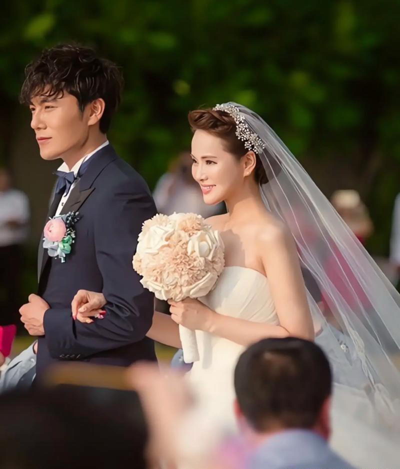 秦昊靠《亲爱的小孩》狂揽10亿播放量，谁还敢说他吃软饭？
这对夫妻的模式，简直是