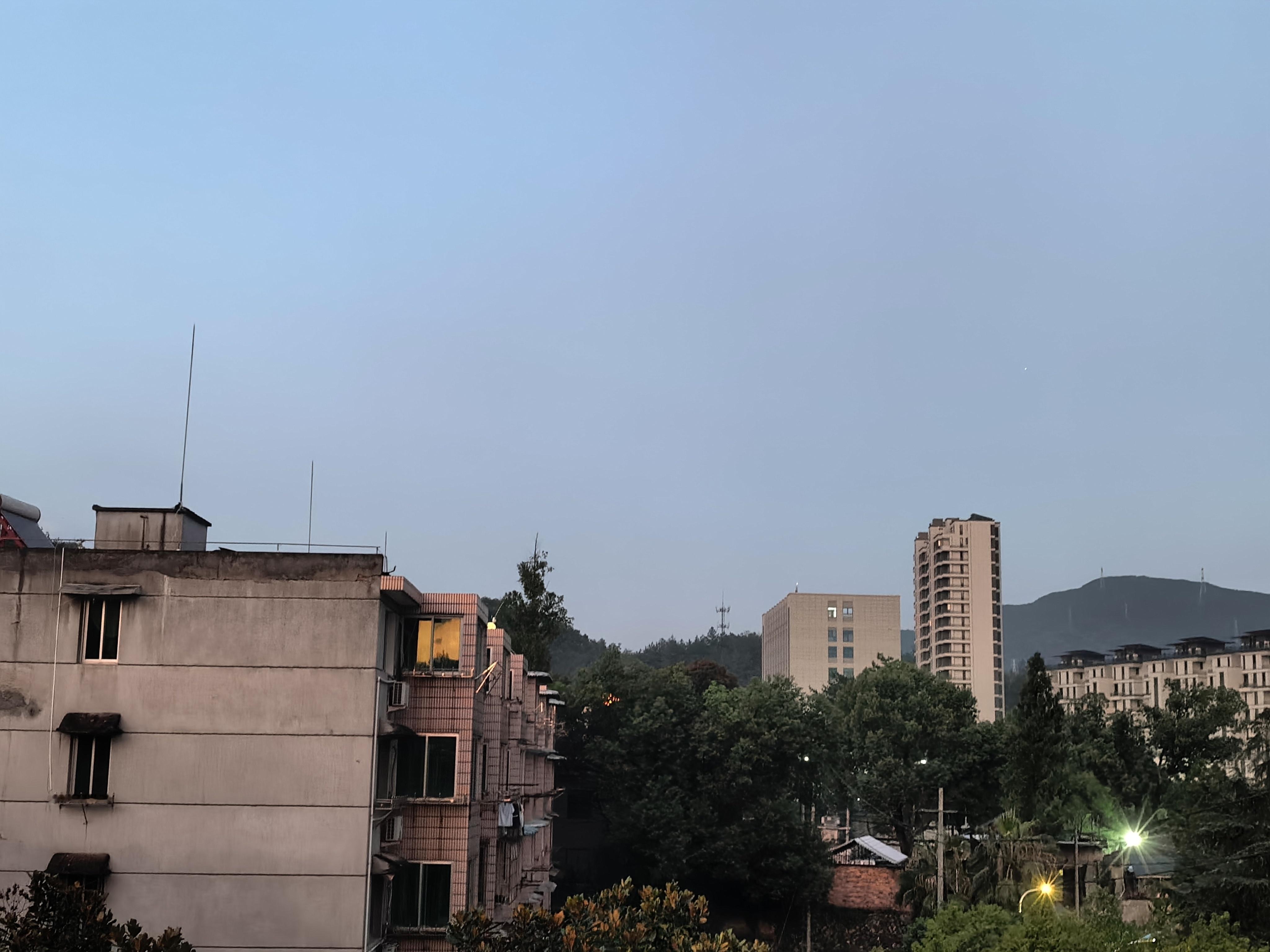 暮色漫过人间，白日的喧嚣慢慢沉降。生活的温柔，总藏在黄昏这一刻的松弛里🌆 ​​
