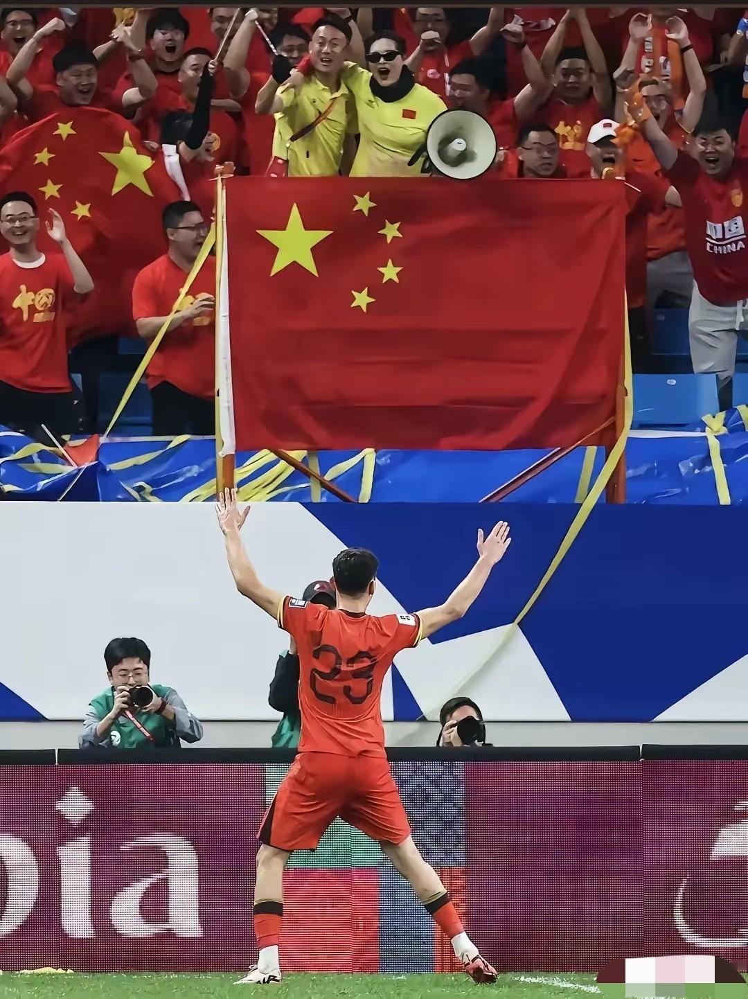 能把一个父母双亡的贫困家庭孩子选进国家队！！感觉中国足球有救了！

拜合拉木的人