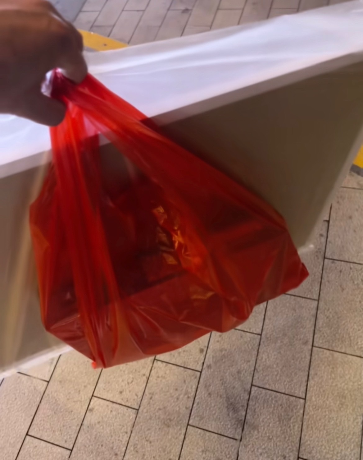 近日，网友反映：玉林买了一个拼图拿出来5分钟不到不给退。  ​​​