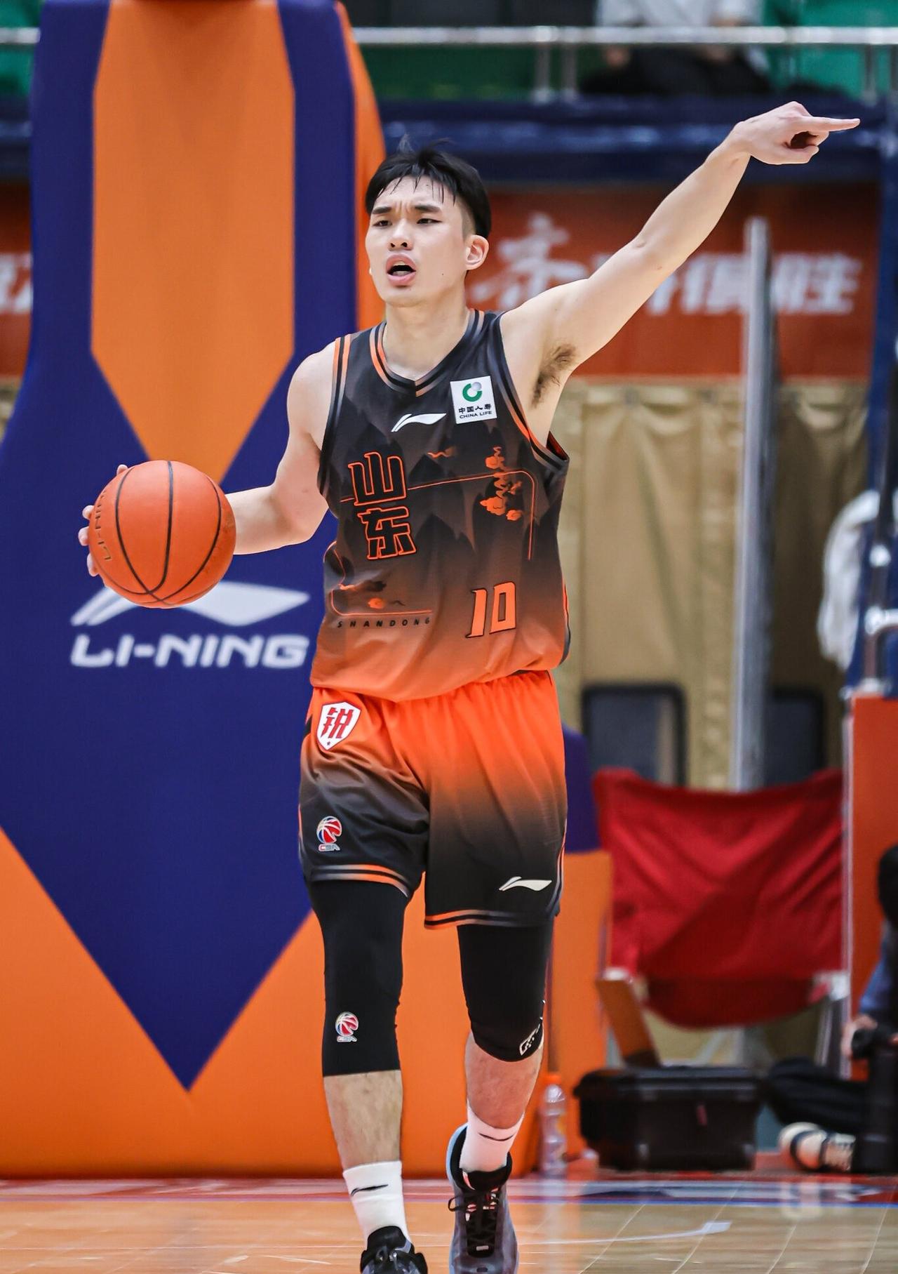 CBA转会信息汇总：
1、山东正在兜售后卫谢智杰，已有CBA球队表示兴趣，最终交