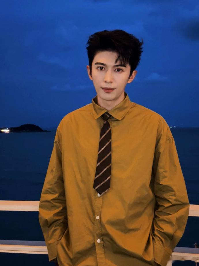 #赵小童海边帅照##赵小童露额头了#赵小童的海边帅照让人眼前一亮，露额头造型帅气