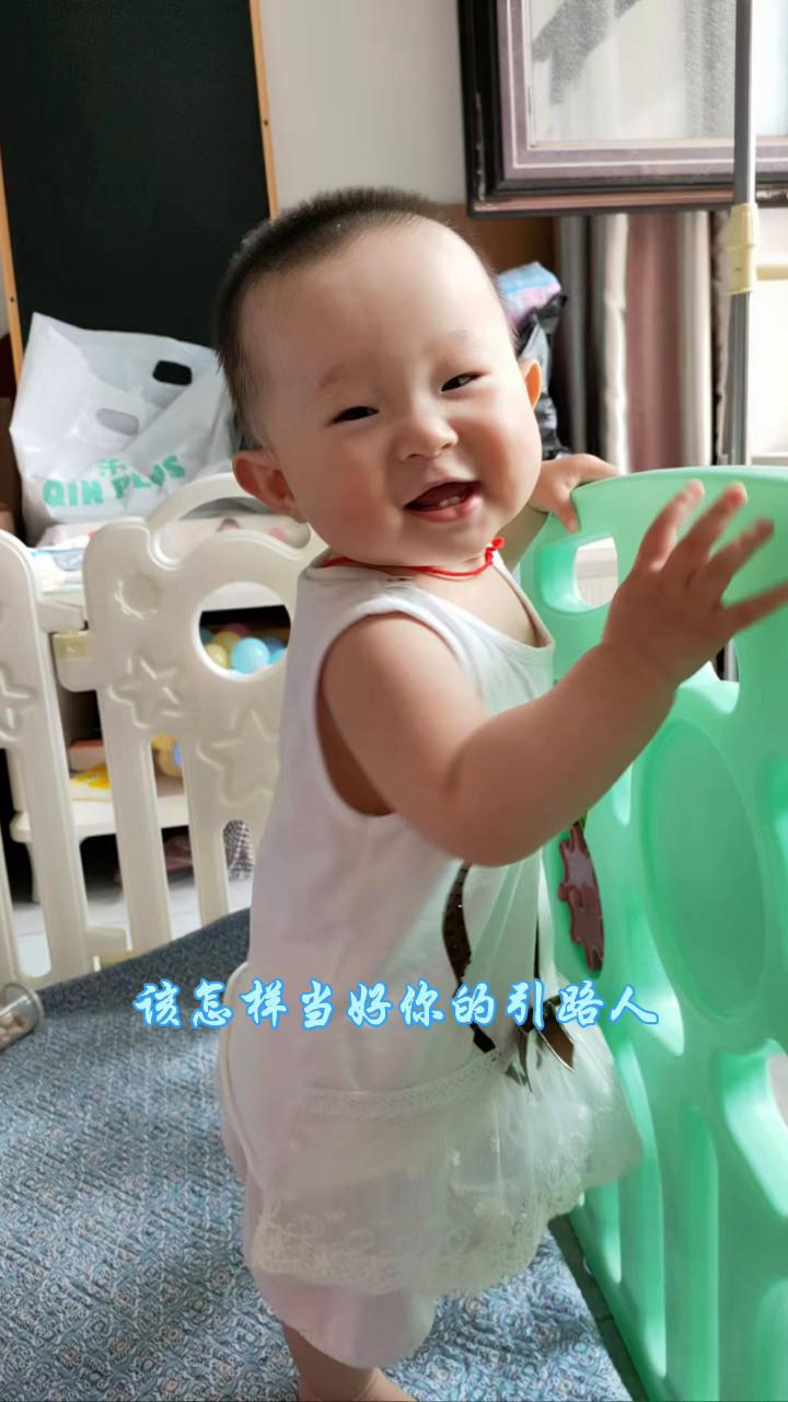 爸爸总在反复思量该怎样当好你的引路人，可我又深知自己只是个普通的父亲，没有耀眼的