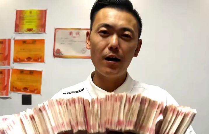 暖冬传善举 9万工钱全额付 民工安心归乡
 
年关将至，工地的喧嚣渐渐沉寂。奔波