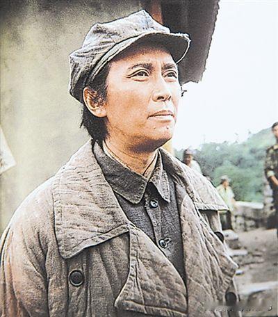 最像红军初期、斯诺拍摄的主席那张照片的演员应该是唐国强。

       我记得