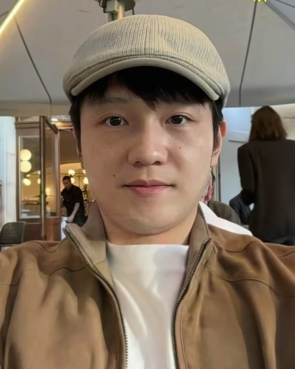 赛场是对手，场下是挚友。樊振东戴着波尔的帽子可爱自拍，跨越国界的友谊温柔又治愈，