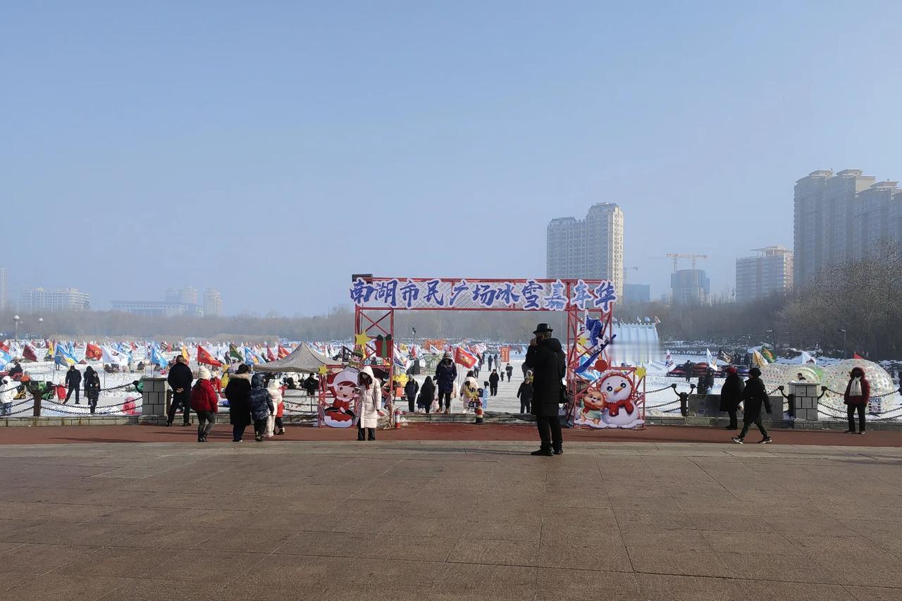 这个冬天和新年乌鲁木齐的文化氛围是非常浓厚的，不仅有演唱会、音乐会和文艺晚会，还