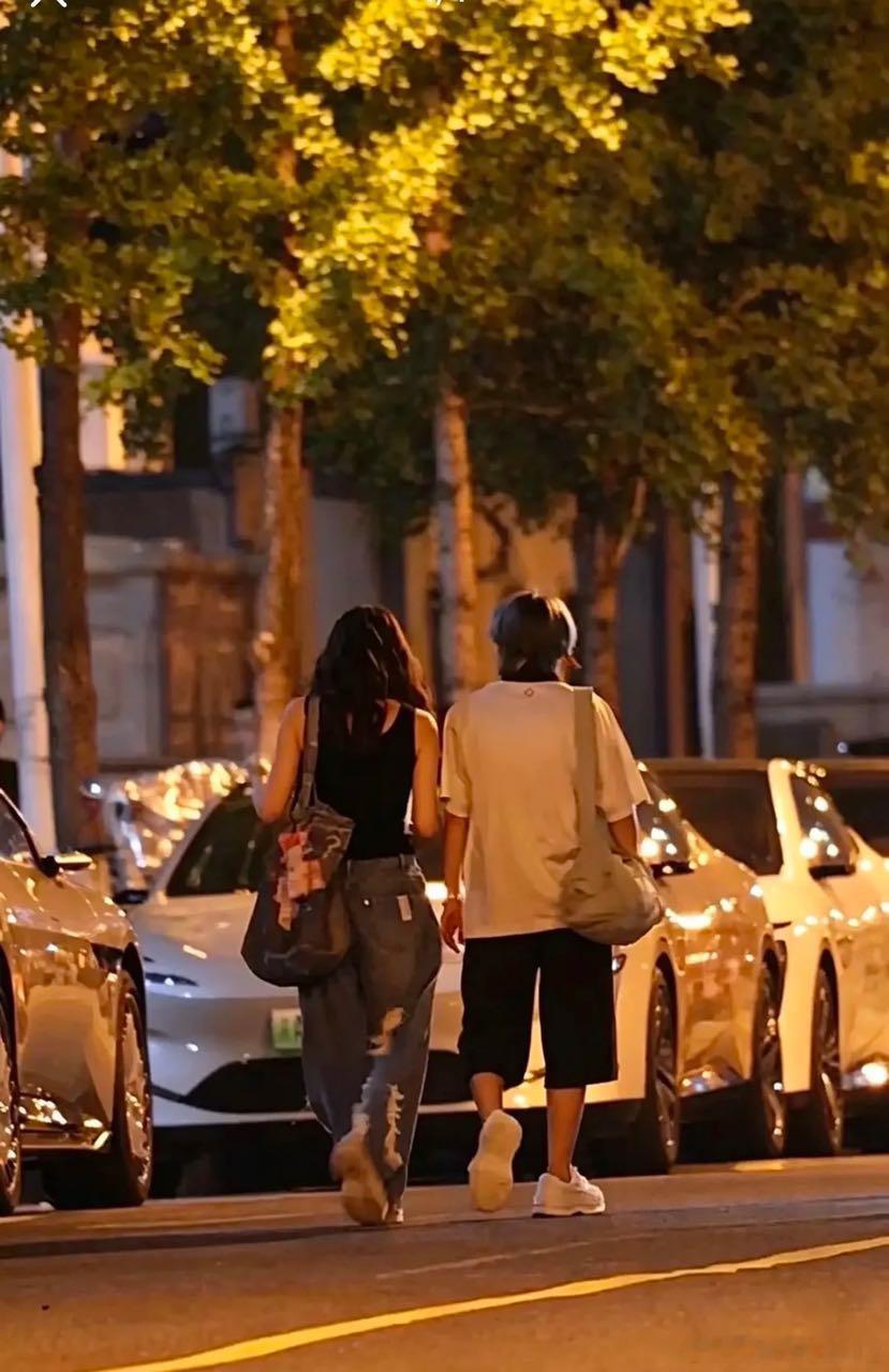 很多人说，她们是好朋友吧。李小冉和王濛。但未免有太多巧合——怎么总是拍到她们？好