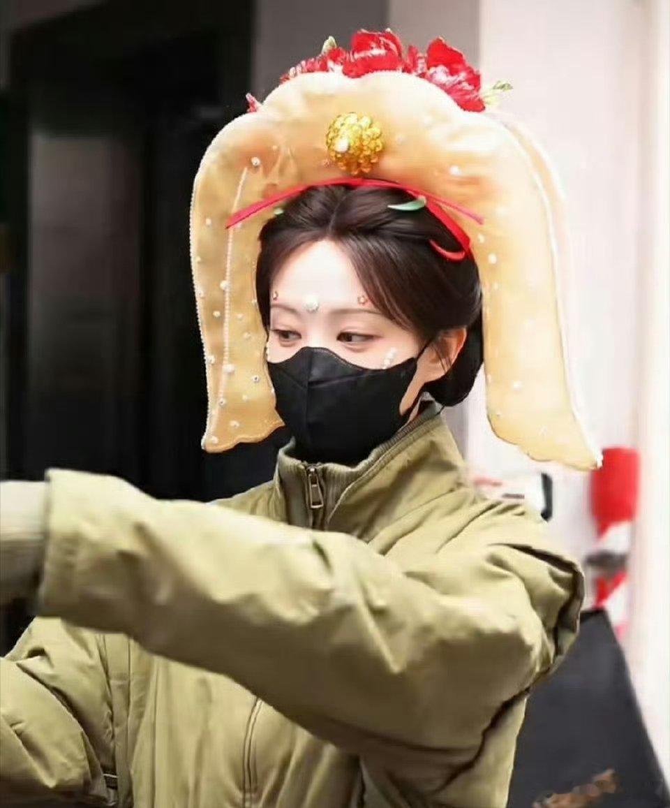 李一桐这造型套了个U形枕吗？还是没拆封的头饰 