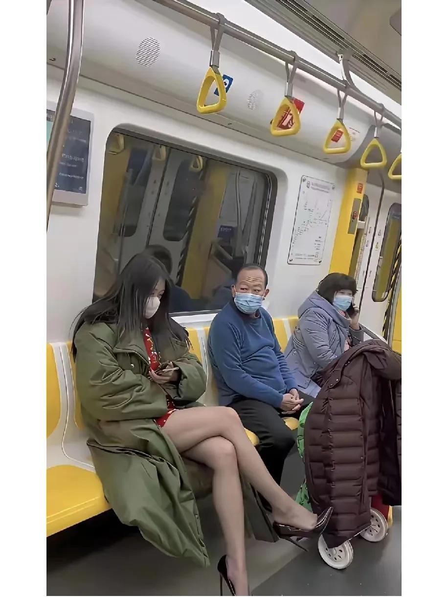 地铁上这穿搭，直接给大爷整懵了上半身裹着厚外套像过冬，下半身光腿配高跟鞋跟过夏似
