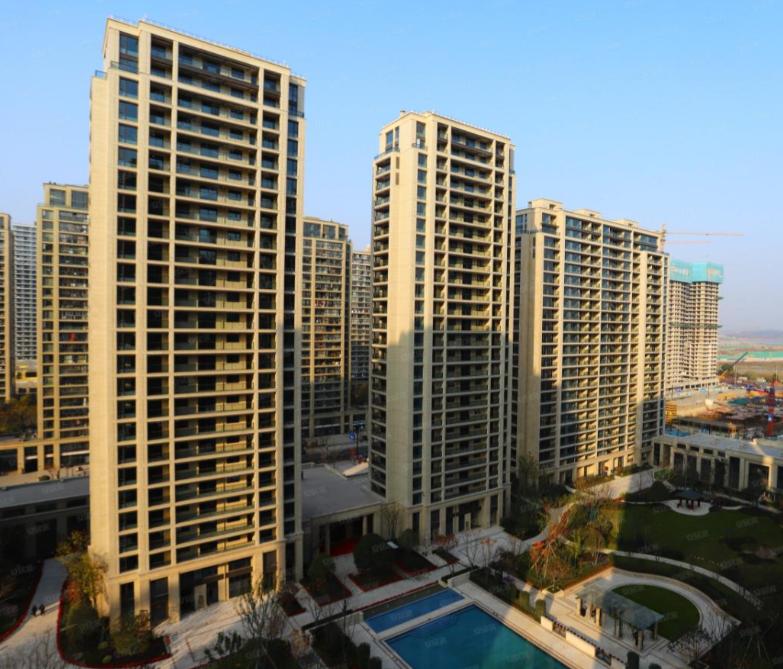 买房，边户还是中间户？这是很多人纠结的问题。
有人说边户通风、采光好，是“高端选