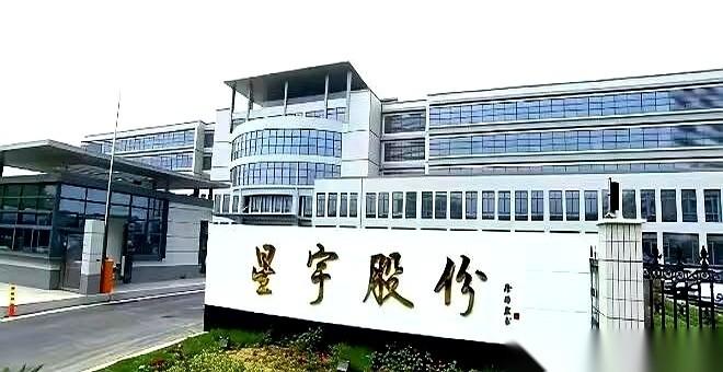 下午五点整。打卡机一响，半个厂子的人瞬间消失，去享受夕阳和啤酒了。
剩下的那一半