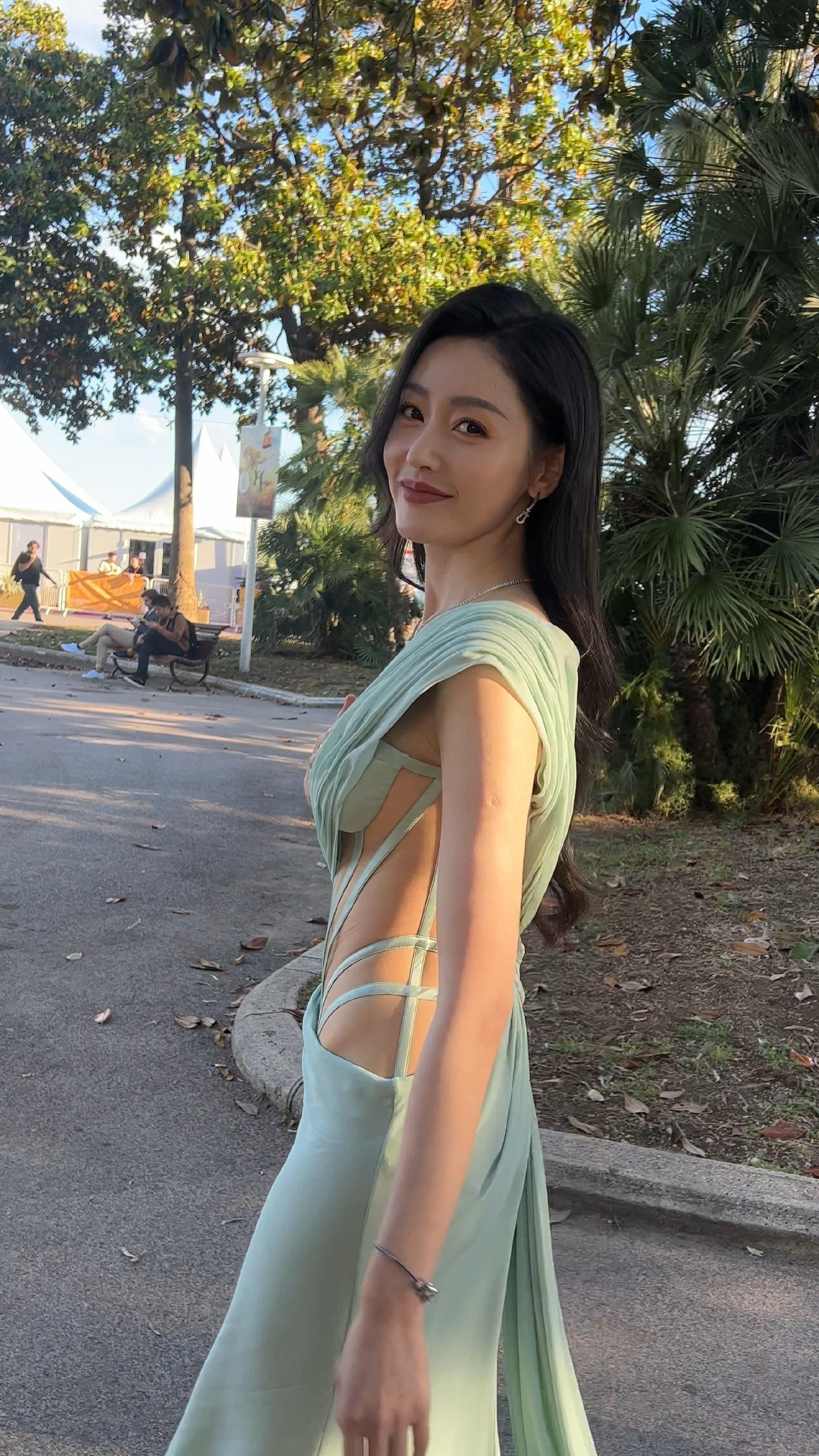 张天爱，戛纳街头路人视角街拍美图集。张天爱