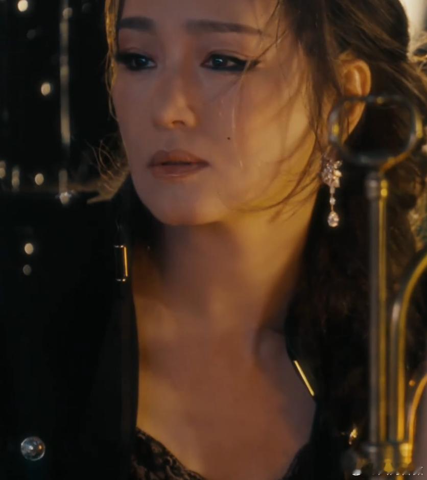 巩俐熟女气质 看到这组大片的时候，真的是超爱巩俐熟女气质，非常的有自我的从容感，