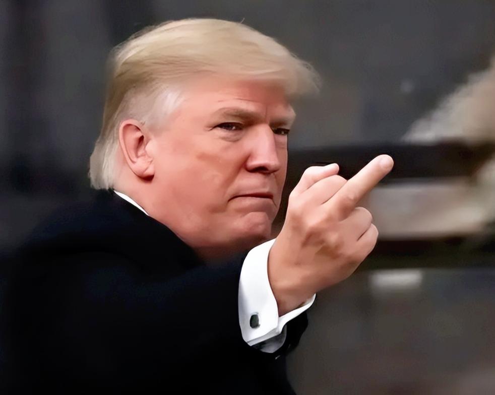 特朗普走进福特工厂却被工人当众指着鼻子骂，气的当场爆粗，走老远还回头竖中指，结果