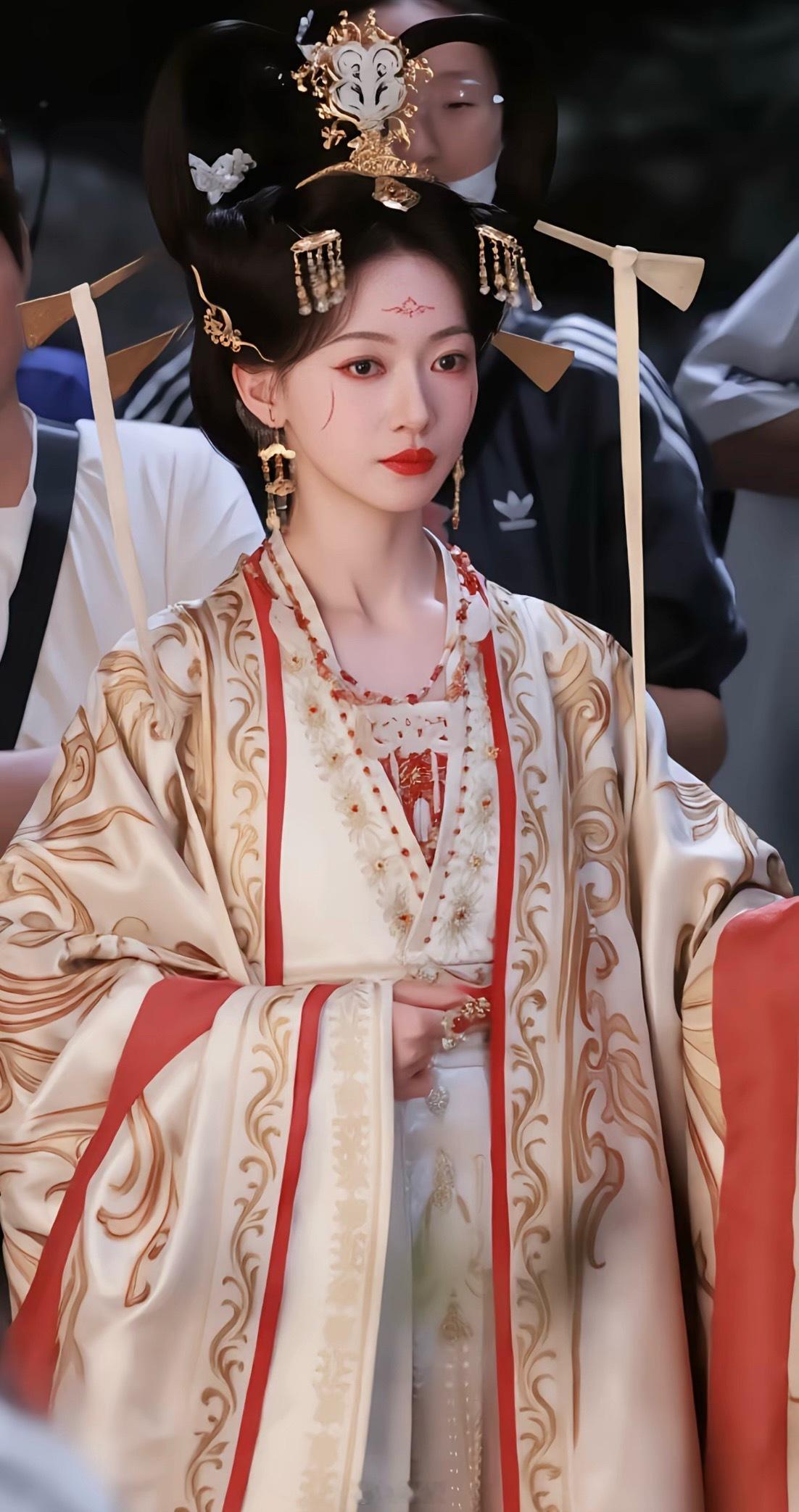 吴谨言：最适合头上搭违建的女明星。 