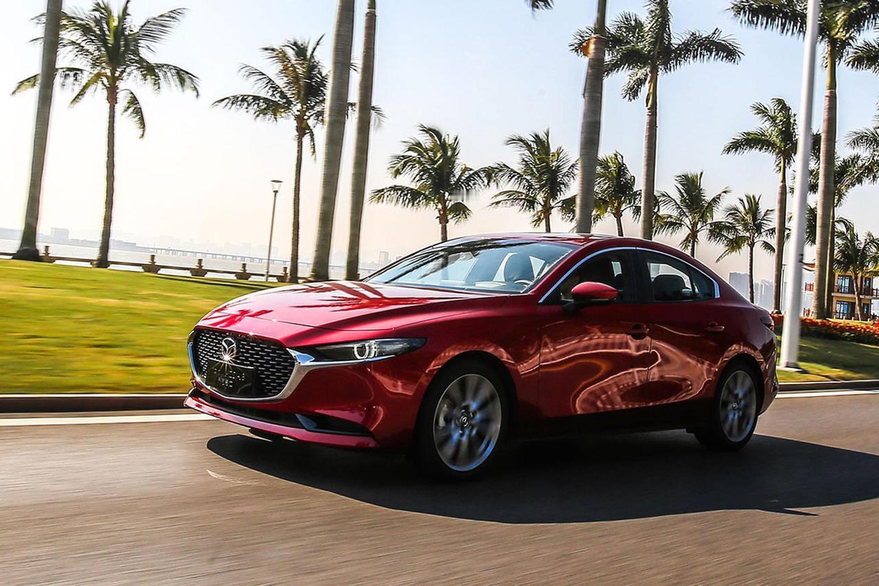 马自达3 昂克赛拉，8.99万元起售，这款合资轿车有着“弯道王子”的美誉，操控好