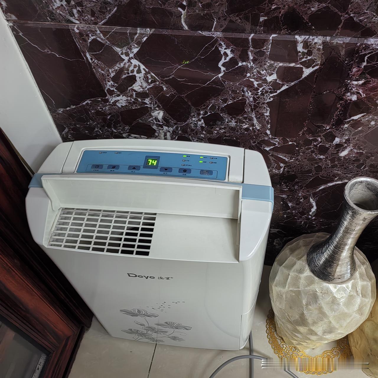 成都今天最高气温25度，湿度95%，刚刚把家里三个除湿机都打开了。

这一周的时
