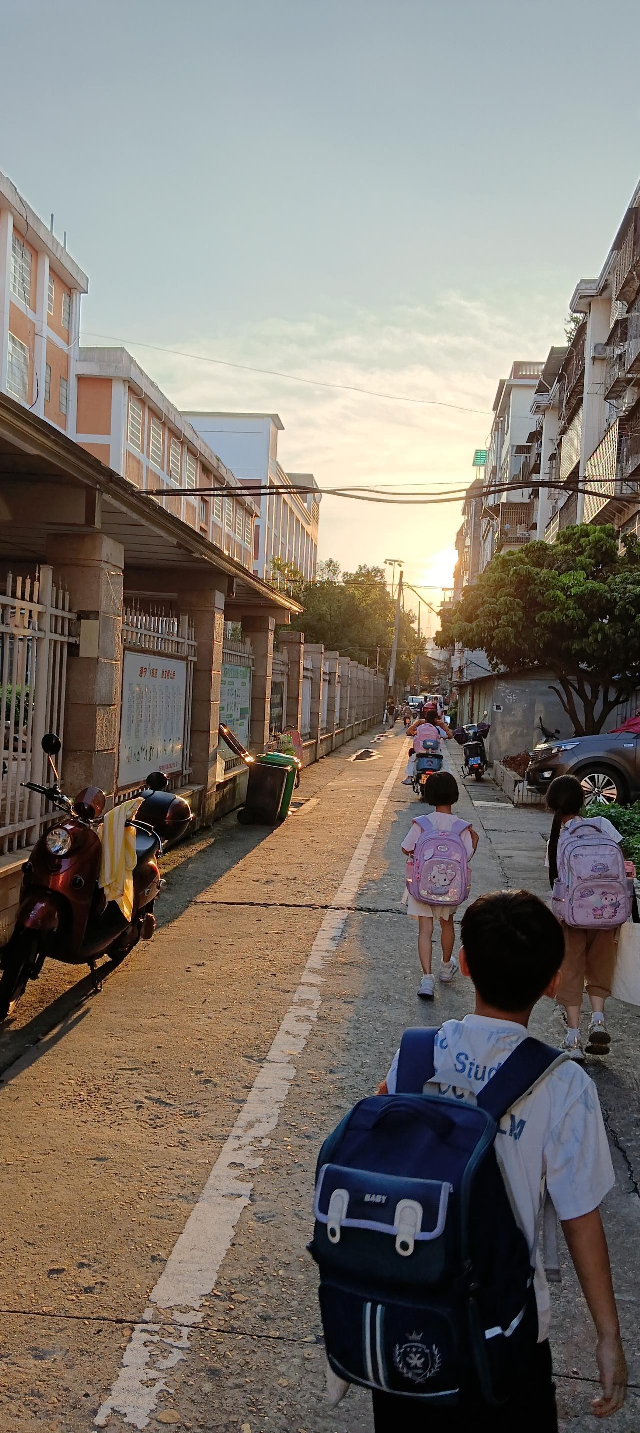 夕阳西下，长泰区第二实验小学学生放学，正在回家路上。