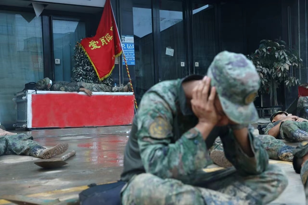 抗洪防汛驰援一线 临时“充电”时刻！ 