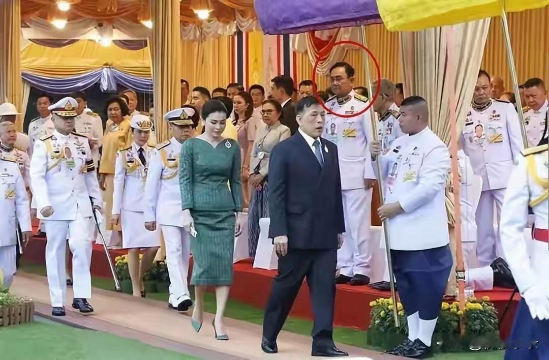泰王与苏提达亮相曼谷植物园保护区，太后保镖巴育意外出镜！