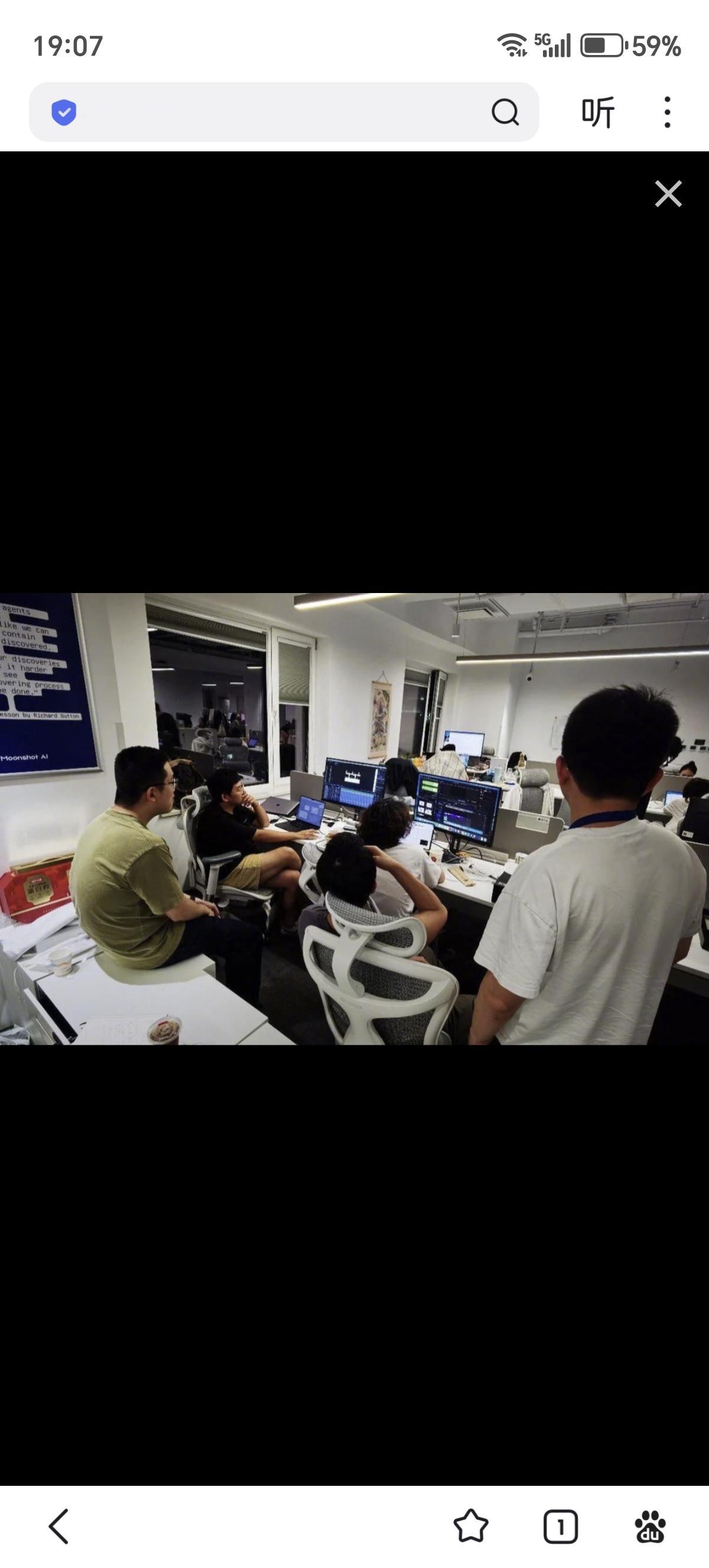 Kimi K3发布前两天的月之暗面办公室，长这样。

几个人挤在工位前盯着屏幕，