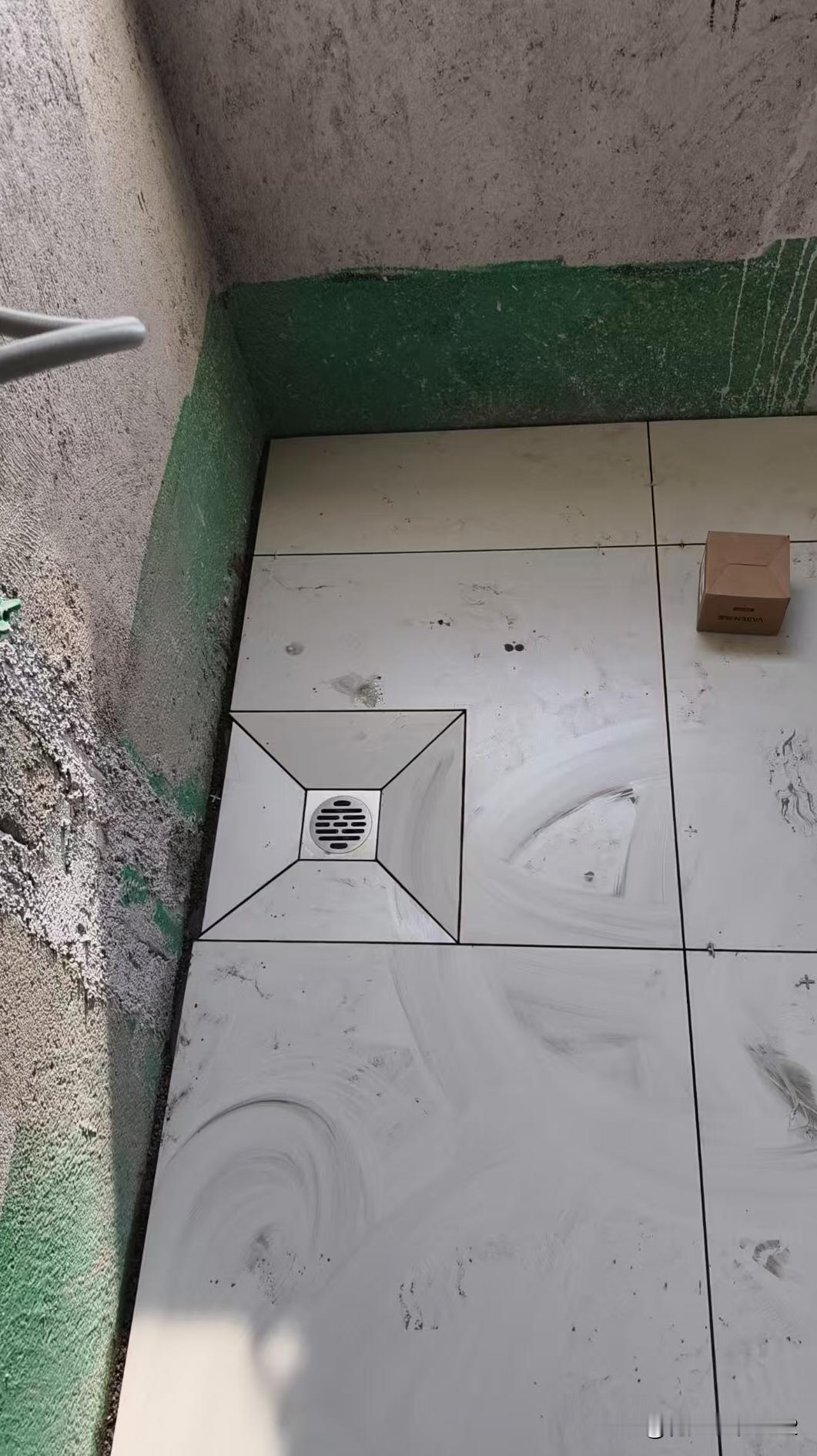 这是神仙瓦工，地漏切的太好了，墙压地刚好角在线上