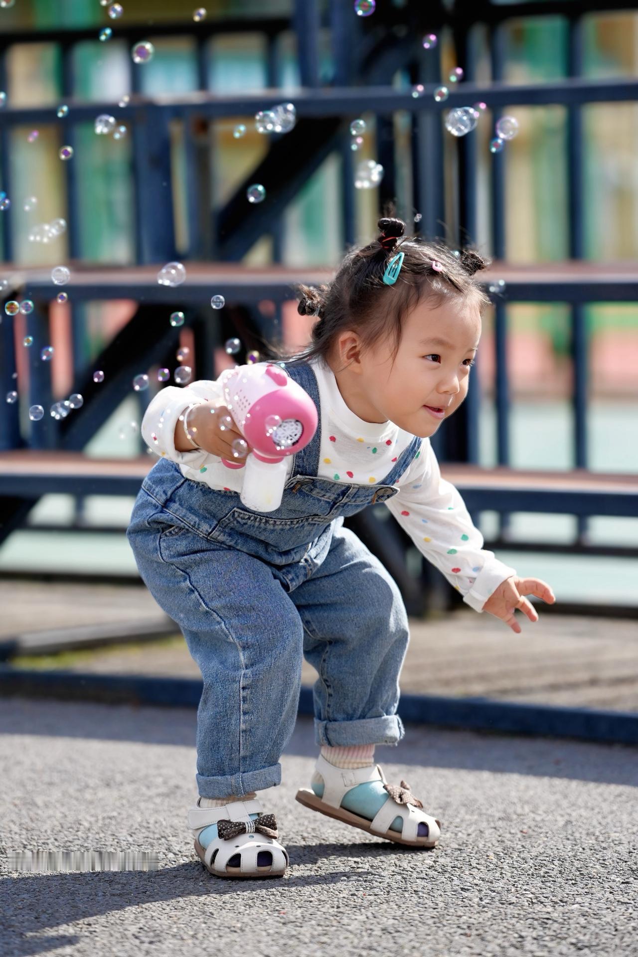 快乐童年泡泡机 把童年装进泡泡里 可爱泡泡机女孩 童年无限可爱 追泡泡的小姑娘