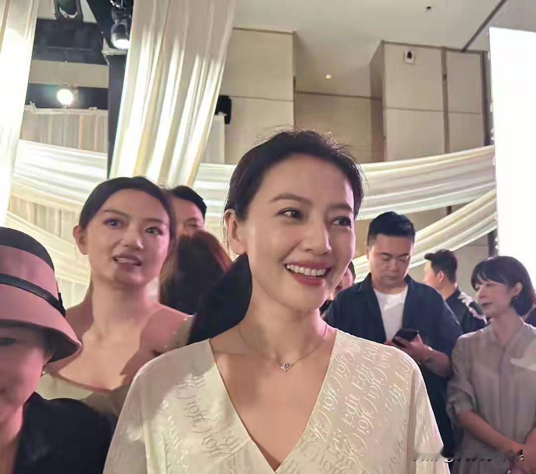 赵又廷说：“我因为老婆高圆圆被网友围攻的次数多到记不清了。”
“刚跟高圆圆谈那会