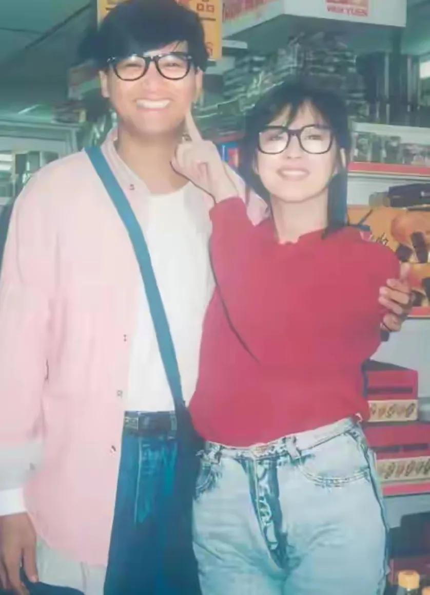 年轻时的王祖贤
看起来是多么的美丽迷人
现在，57岁的王祖贤
咋成这样了
差点认