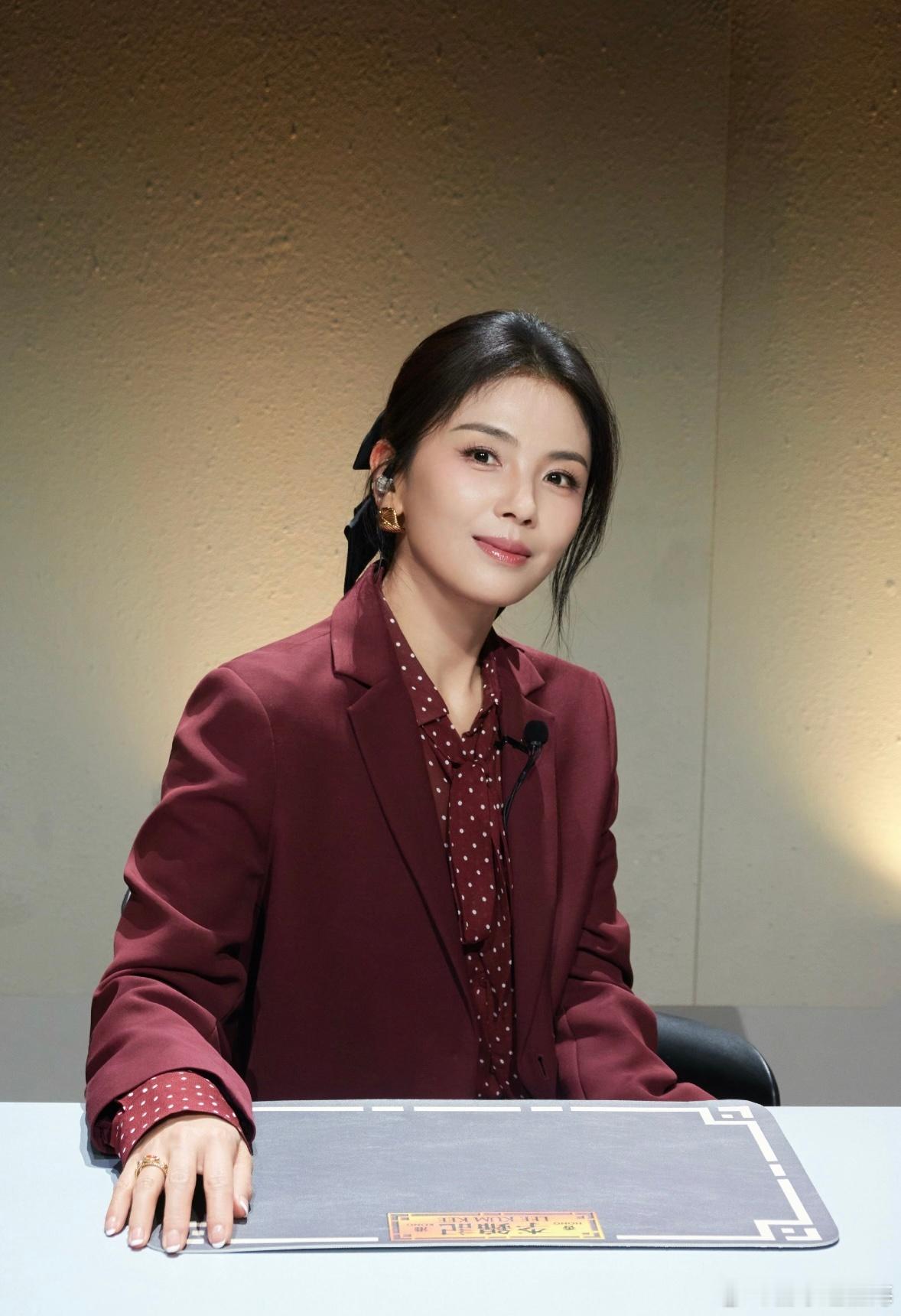 刘涛幻视过年疯狂夹菜的长辈百厨大战 刘涛在节目里给潘玮柏夹菜速度快出残影，完全像