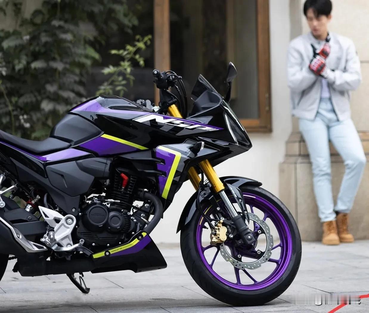 北京摩展第二天，五羊本田一口气发布了四款新车，其中就包含了车友们非常期待的190