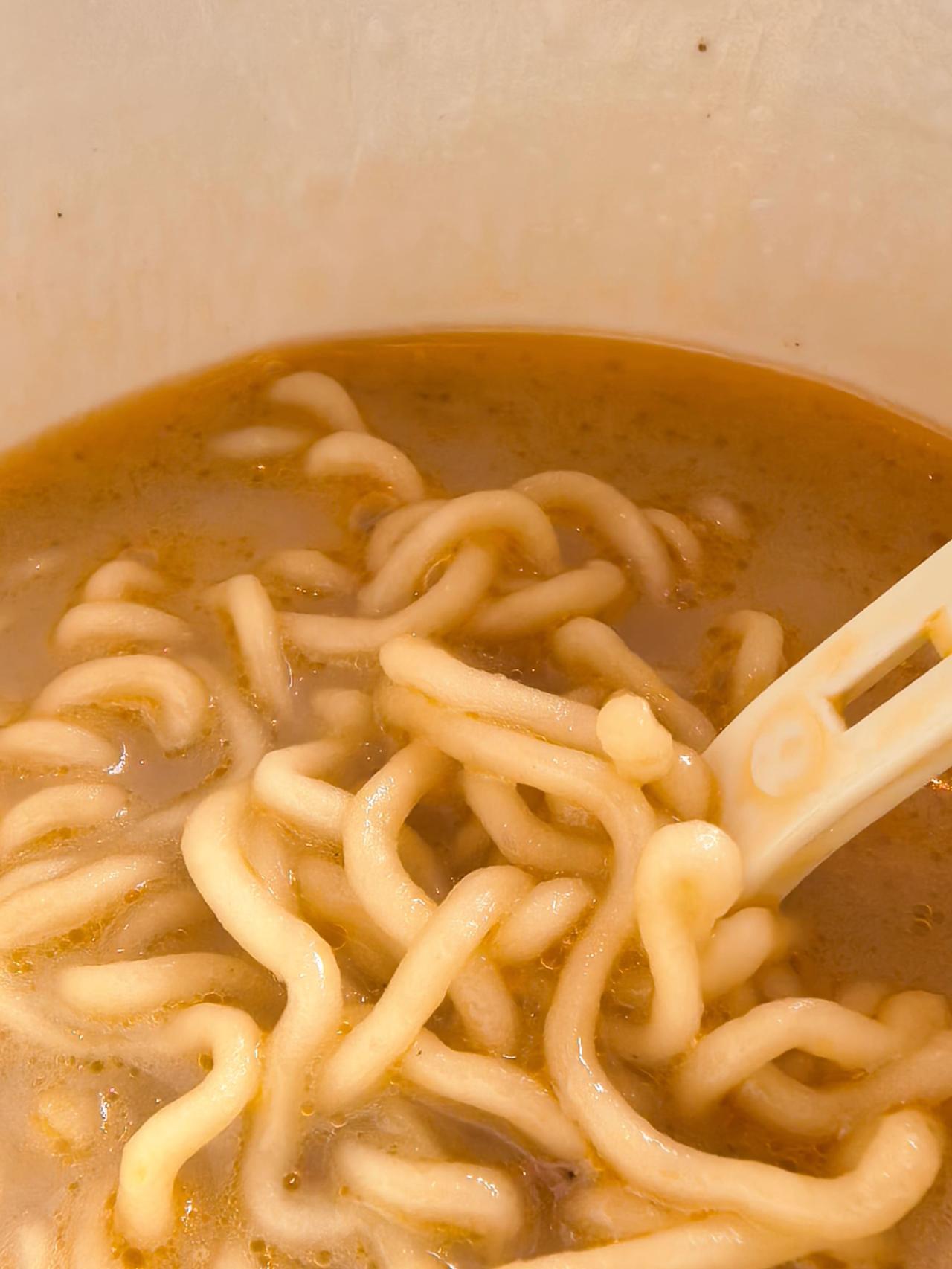 如今真的很方便，今日午餐，一碗方便面🍜……有和我吃同款面的吗？☺️☺️☺️