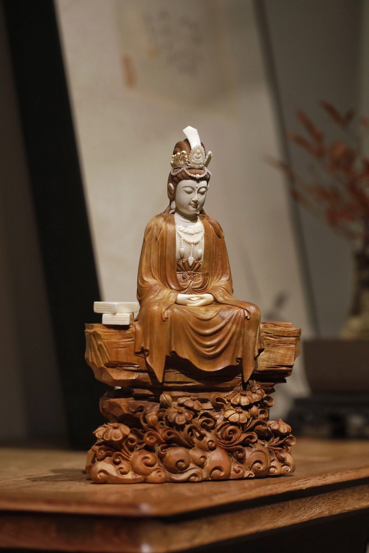 老山檀香×猛犸｜圣观音色泽沉润雅致，观音面容饱满莹洁，双目微闭，尽显禅定悠然之态